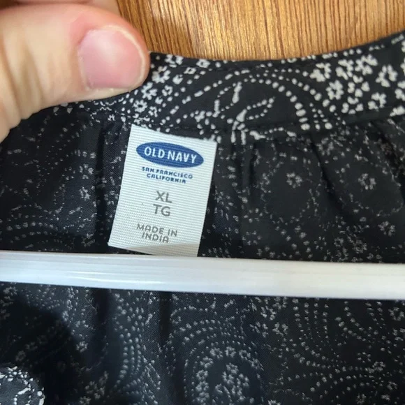 Old Navy Black Paisley Women's Top - Picture 3 of 4